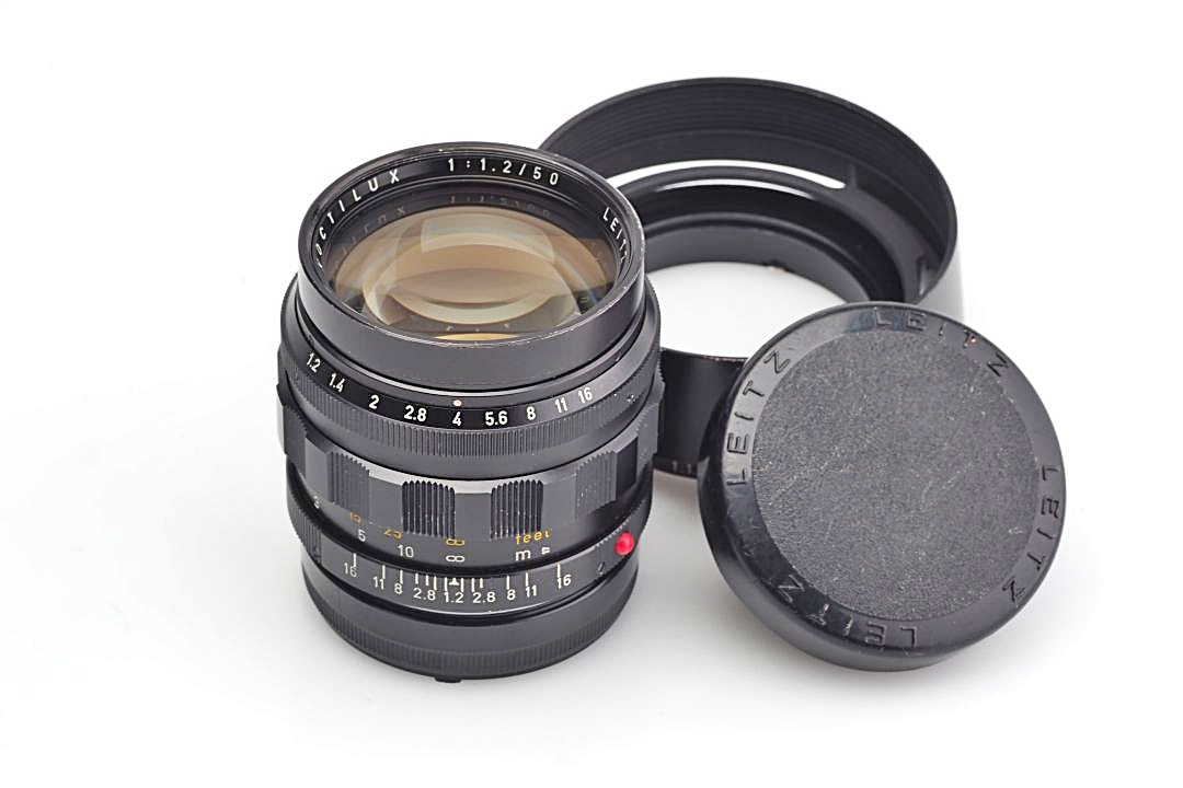 Leica Noctilux 1,2 50mm with hood and cap